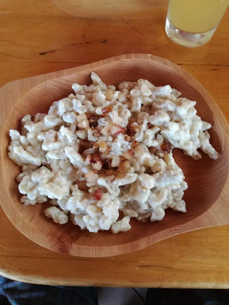 Halušky so syrom a slaninou na tanieri