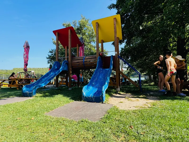 Detské ihrisko pri Bistre Vinné s farebnými vežami a šmýkačkami